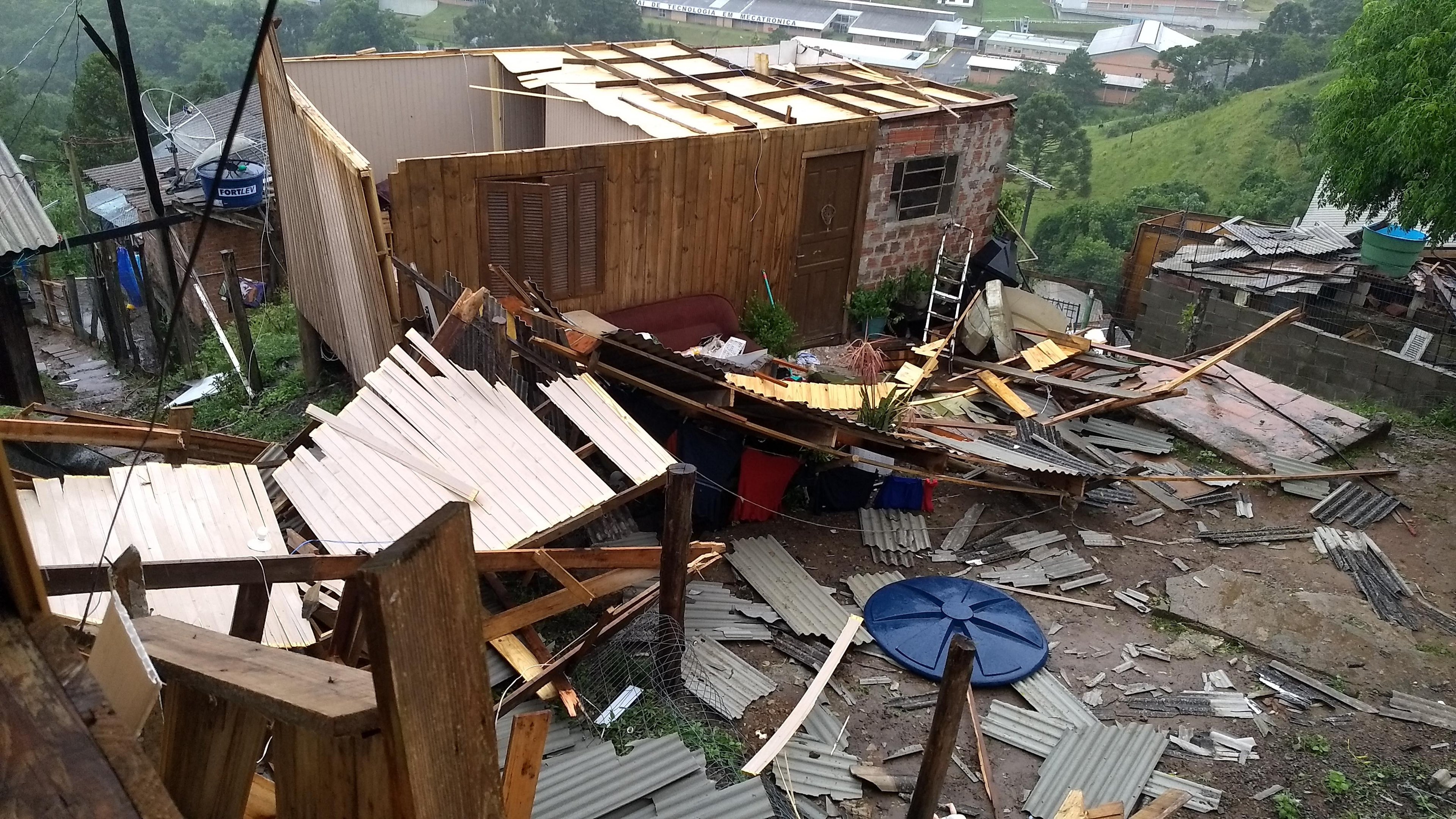 Moradias danificadas pela chuva e pelo vento v&atilde;o receber aux&iacute;lio do munic&iacute;pio de Caxias do Sul