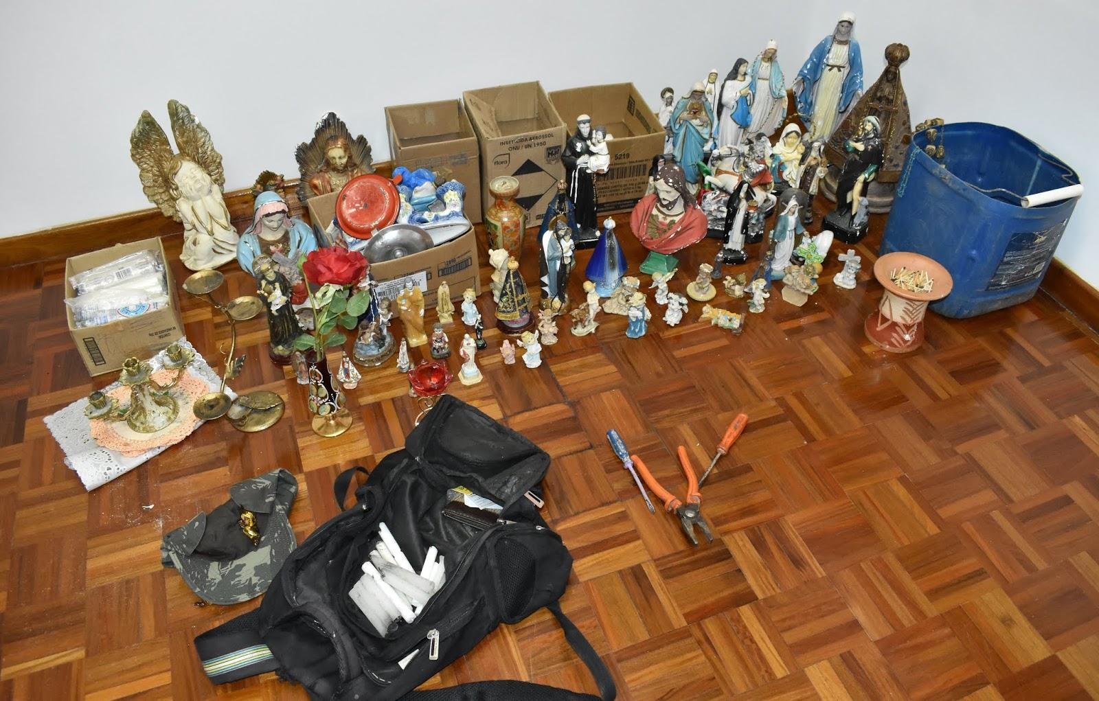 Entre o material apreendido estavam imagens de santos e candelabros