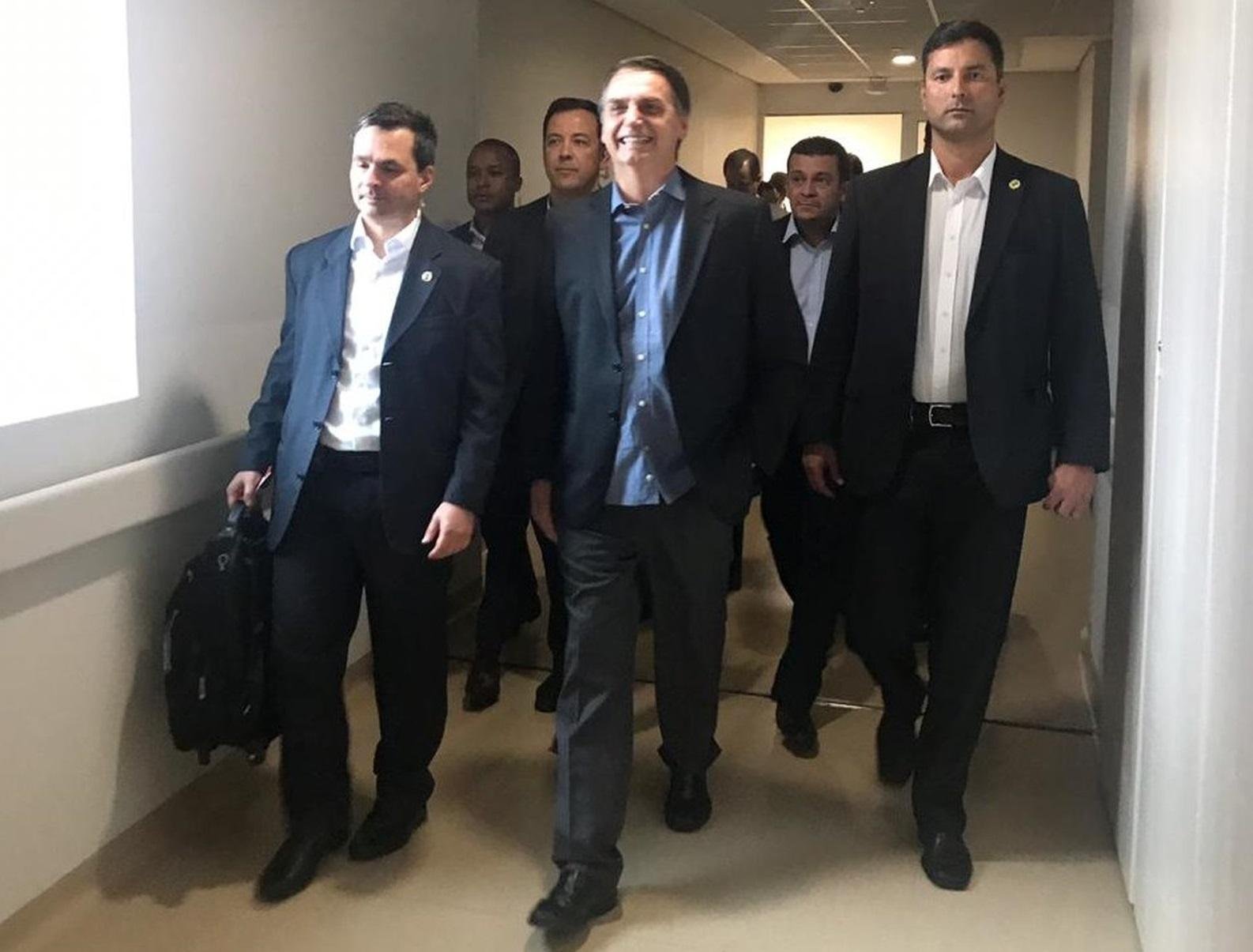 O presidente Jair Bolsonaro deixa o hospital nesta quarta-feira