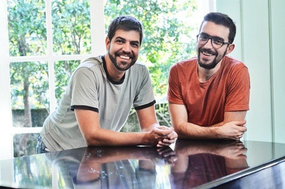 Duo formado por Andr&eacute; Mehmari e Ant&otilde;nio Loureiro executa sua vers&atilde;o para o disco "Carmo", de Egberto Gismonti, e outros cl&aacute;ssicos do m&uacute;sico fluminense