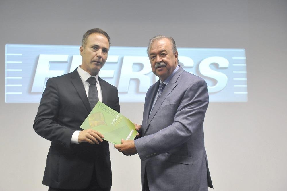 Gilberto Petry entrega documento ao presidente da ALRS Augusto Lara