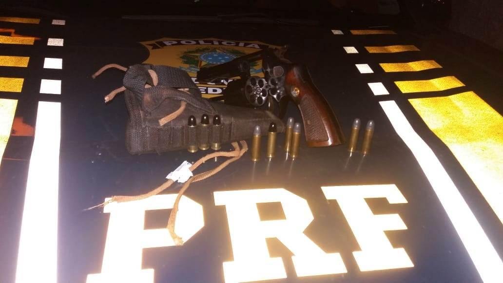 A arma estava em um autom&oacute;vel abordado na BR 285