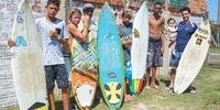 Projeto Surf Salva, organizado por Anderson Helfer (na direita de azul), já formou mais de 300 surfistas e começa a dar frutos