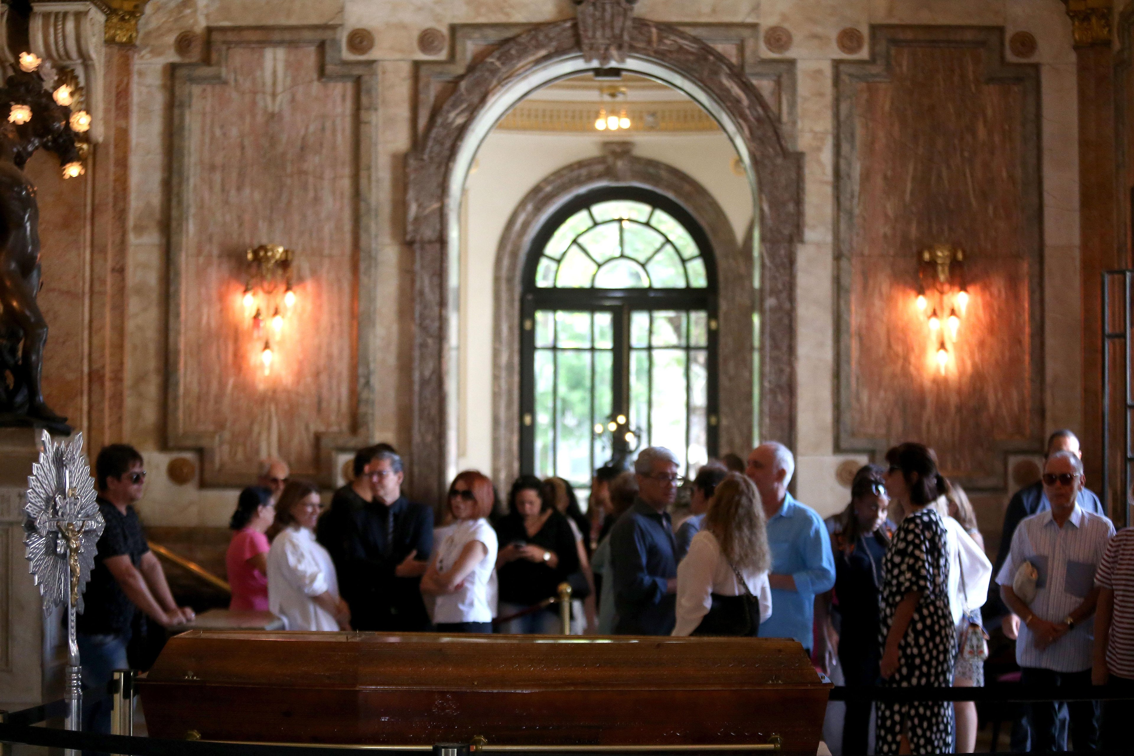 Corpo da cantora e &iacute;cone do teatro est&aacute; sendo velado no Theatro Municipal, na regi&atilde;o central da capital carioca