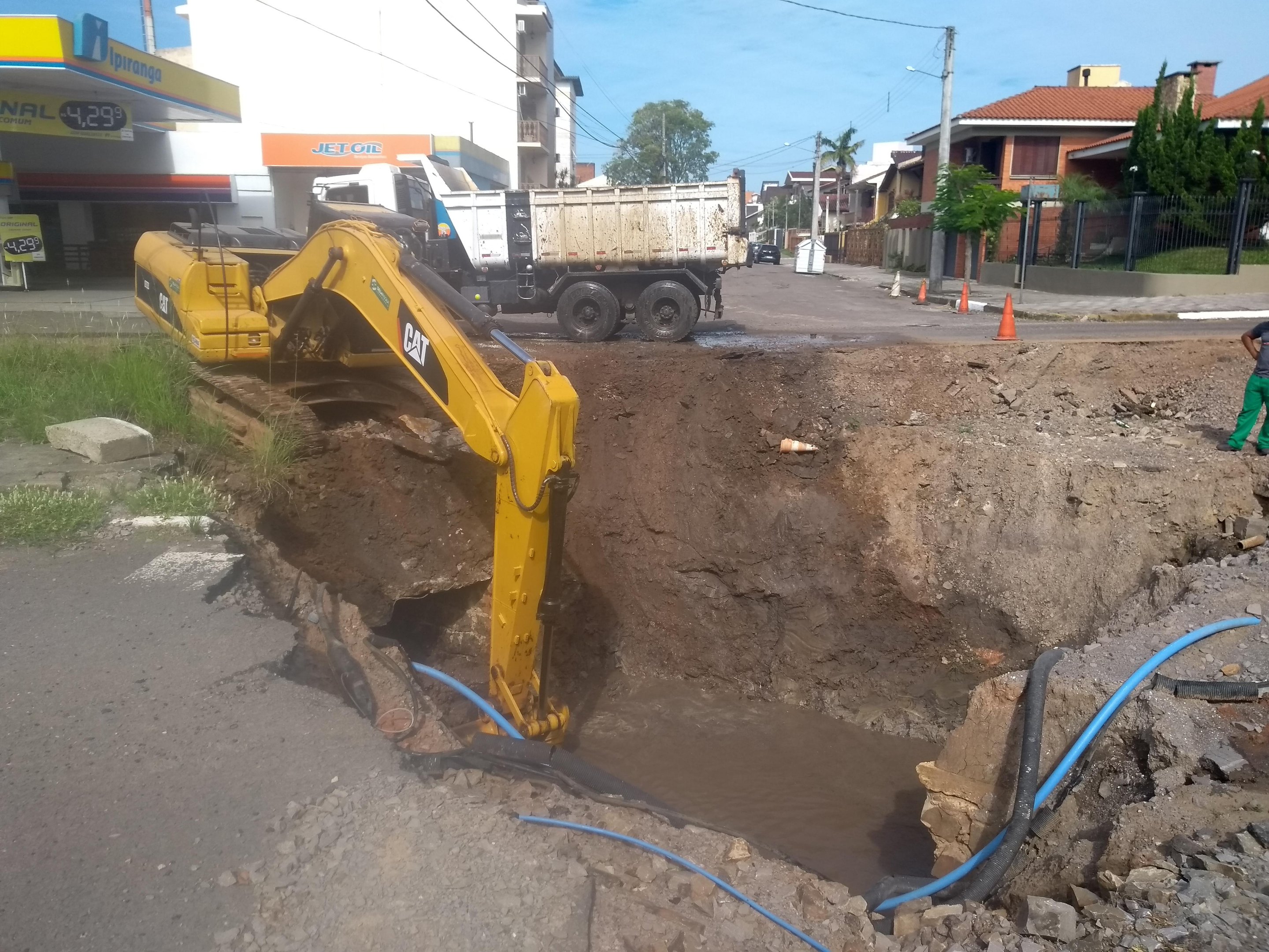 Estrutura da rede pluvial cedeu e abriu cratera na Borges de Medeiros