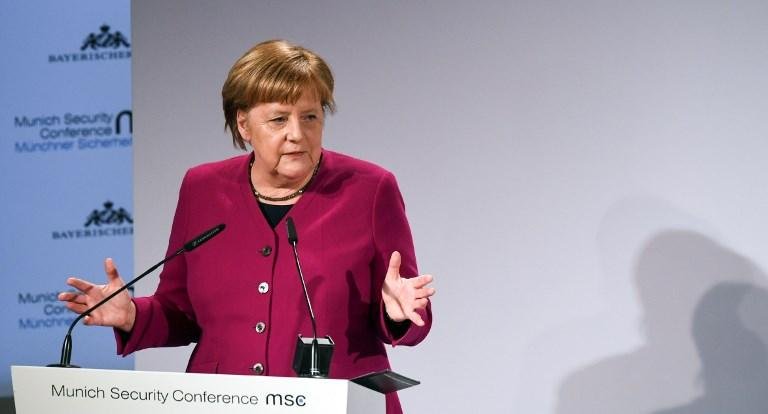 Merkel defendeu que Alemanha est&aacute; "orgulhosa de seus carros"