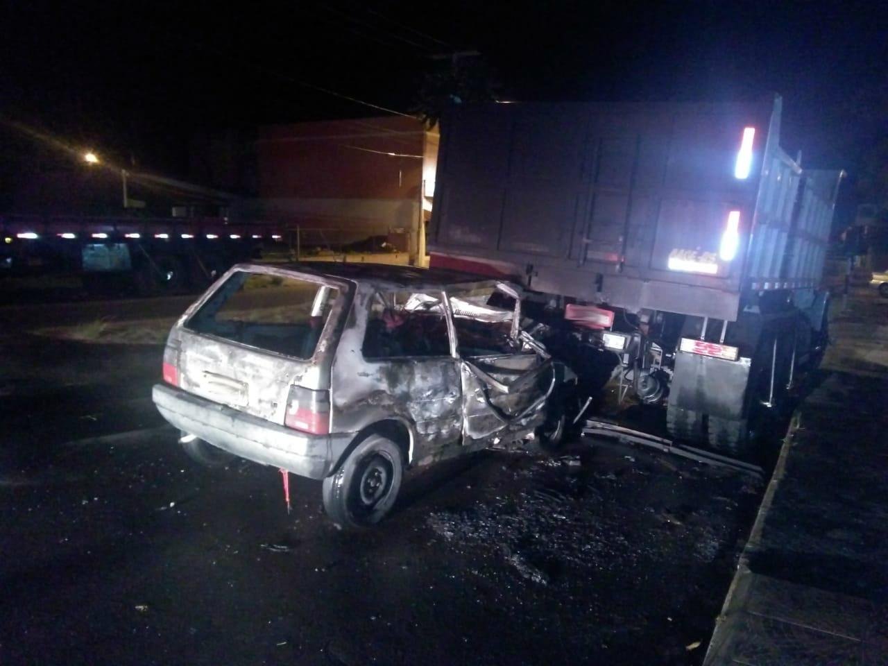 Fiat Uno bateu em caminh&atilde;o parado em Ros&aacute;rio do Sul