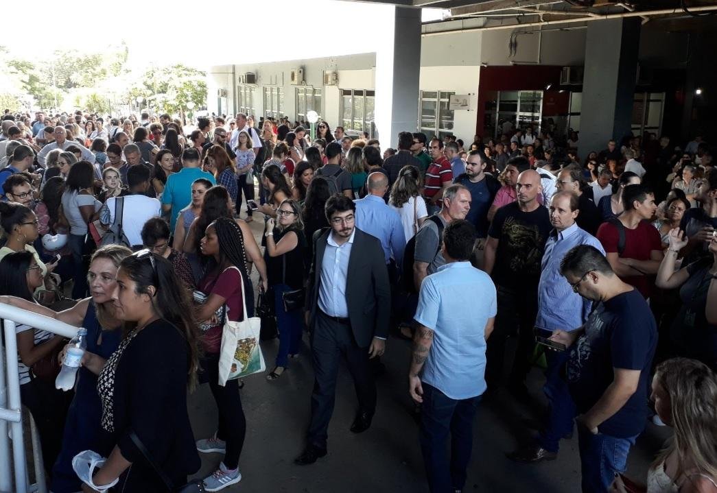 Funcion&aacute;rios deixaram o pr&eacute;dio por volta da 9h15min