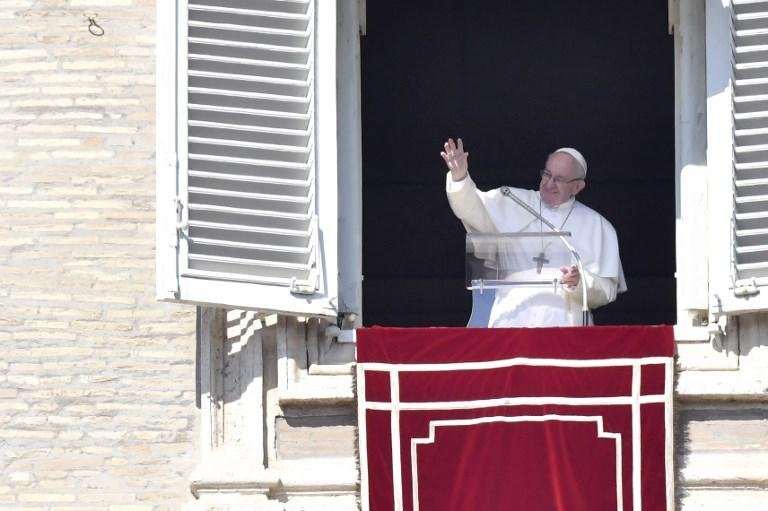 Francisco se dirige &agrave; multid&atilde;o da janela do pal&aacute;cio apost&oacute;lico, com vista para a pra&ccedil;a de S&atilde;o Pedro