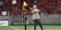 Odair segue em busca do time ideal para estreia na Libertadores