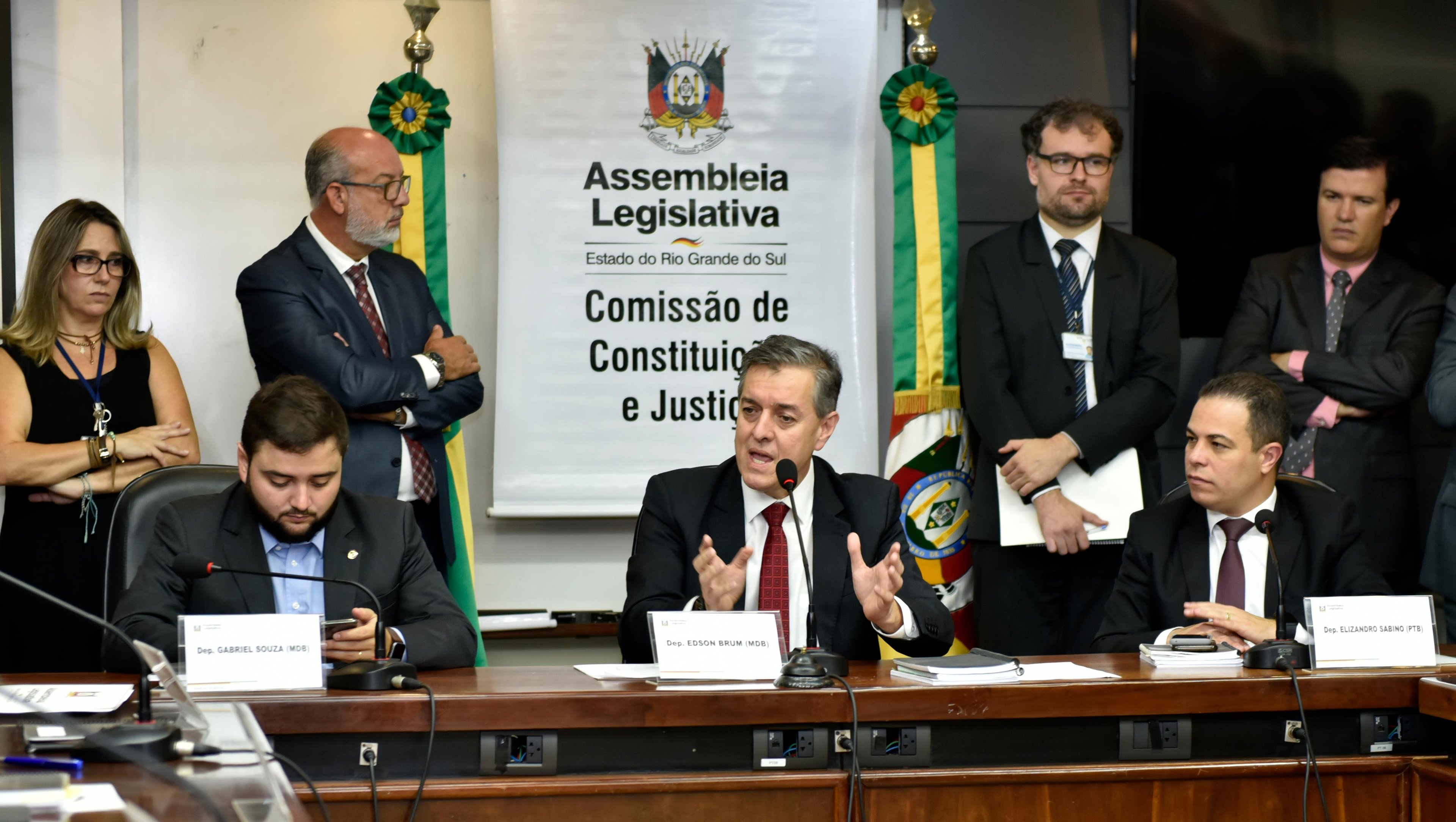 Deputado Edson Brum (ao centro) foi eleito por unanimidade presidente da CCJ