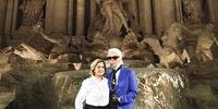 Silvia Venturini Fendi e Karl Lagerfeld em frente à Fonte de Trevi, em Roma