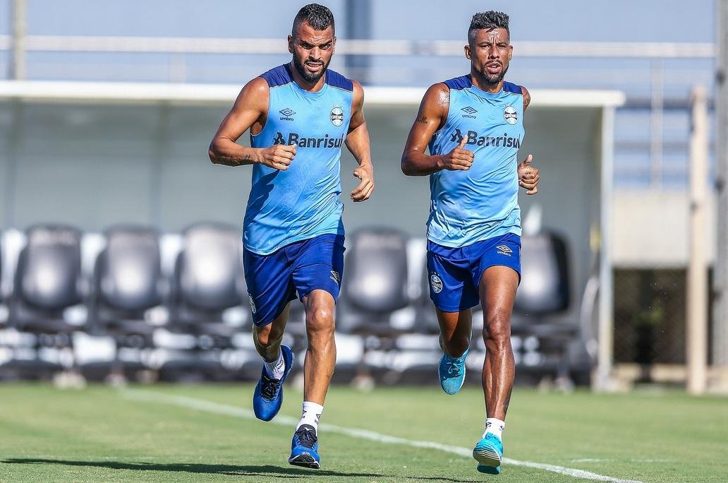 Maicon e L&eacute;o Moura correram ontem durante reapresenta&ccedil;&atilde;o do grupo do Gr&ecirc;mio