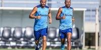 Maicon e Léo Moura correram ontem durante reapresentação do grupo do Grêmio