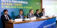 Narlon Nogueira (segundo à esquerda) explicou que primeiro a pensão será calculada de acordo com o tempo de contribuição