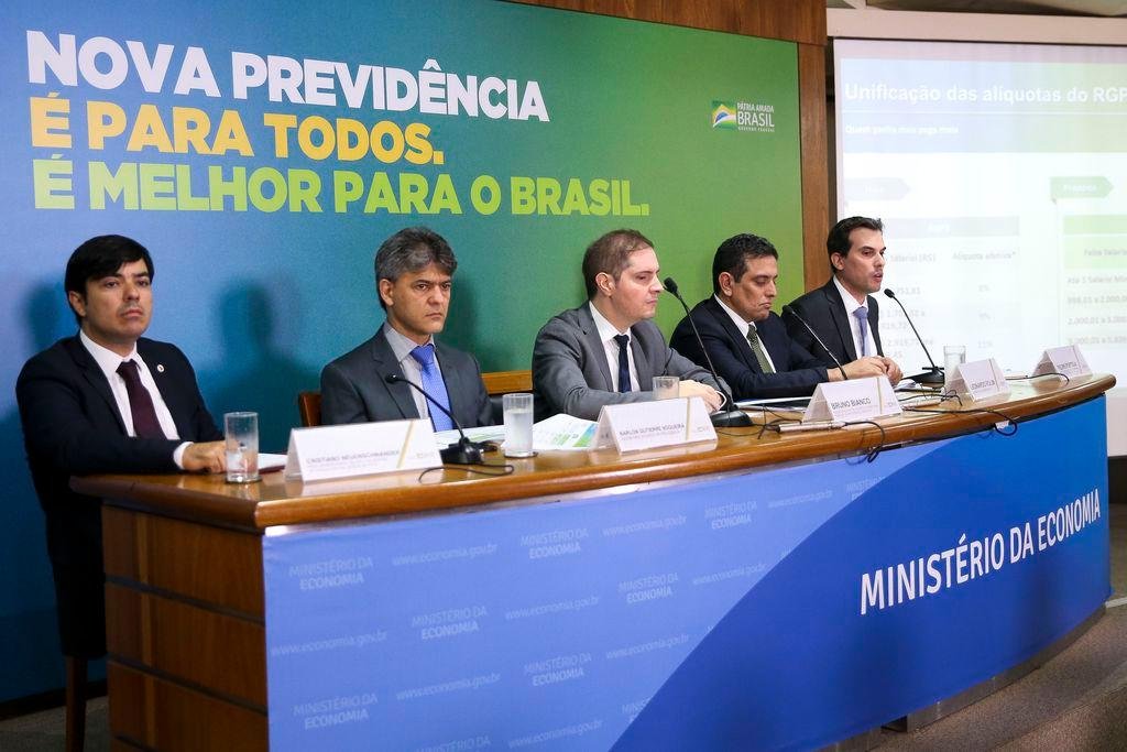 Narlon Nogueira (segundo &agrave; esquerda) explicou que primeiro a pens&atilde;o ser&aacute; calculada de acordo com o tempo de contribui&ccedil;&atilde;o