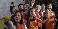 Parlamentares da oposição se vestiram de laranja no Congresso Nacional para protestar contra o governo