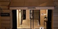 Rosas brancas foram colocadas em frente à loja da Chanel em Paris após a morte do estilista