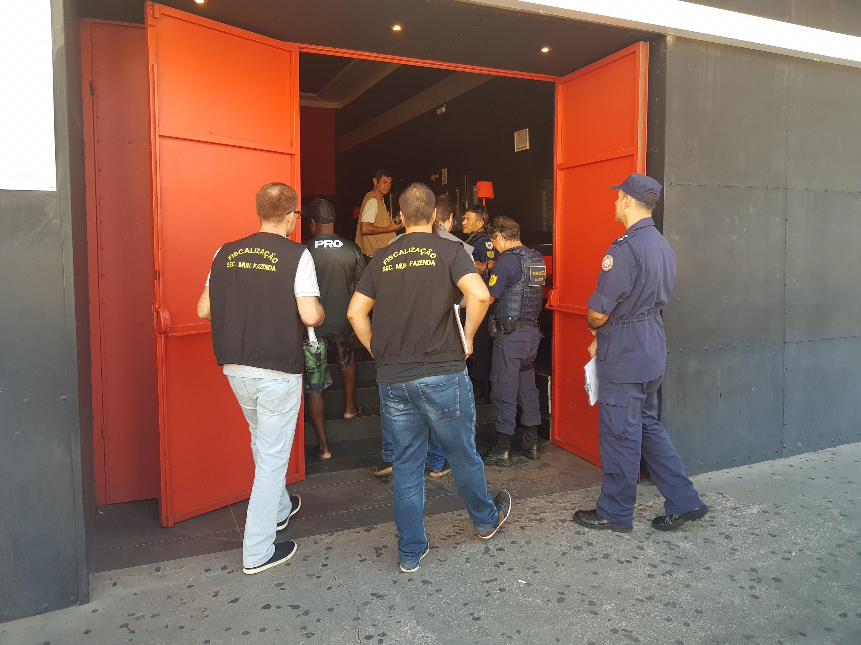 A for&ccedil;a-tarefa &eacute; formada por equipes da prefeitura e do Corpo de Bombeiros