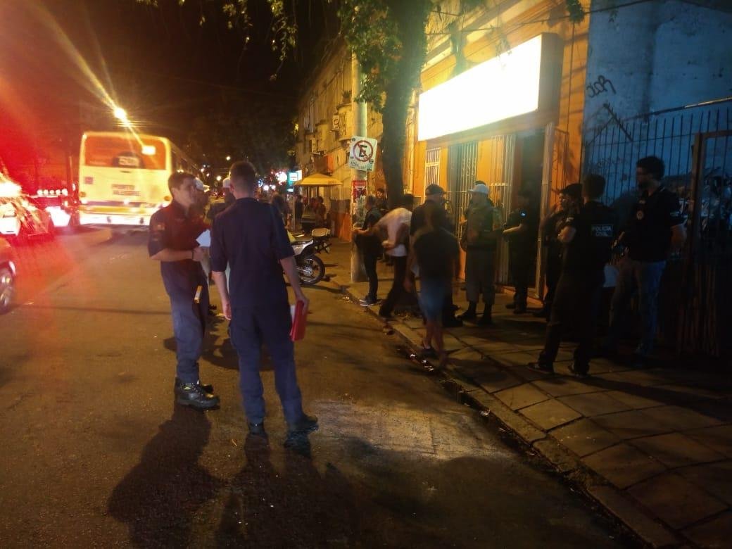 Opera&ccedil;&atilde;o conjunta fiscalizou bares e realizou abordagens na Cidade Baixa