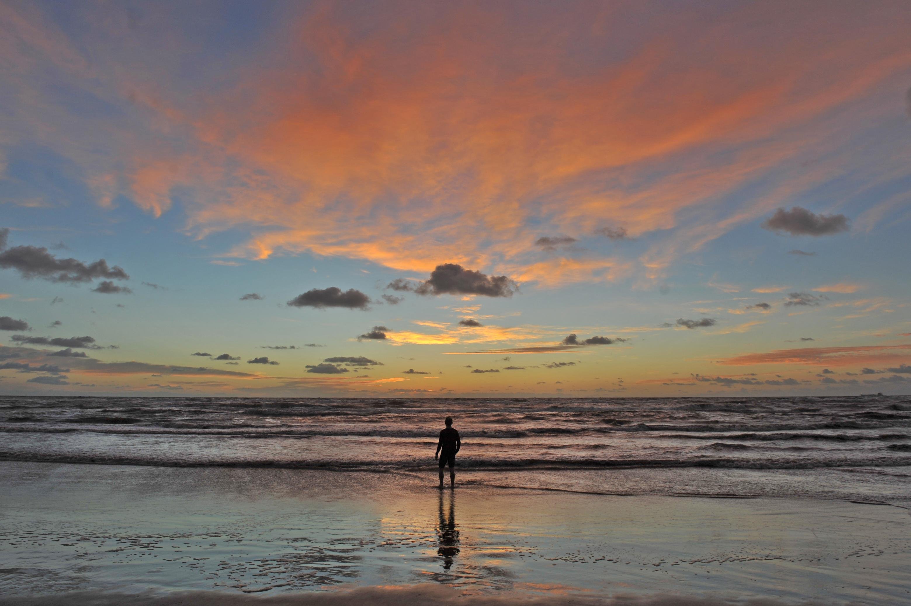 Nascer do sol na praia de Mariluz, em Imb&eacute;.