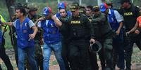Militares venezuelanos que desertaram são conduzidos por colombianos na fronteira entre os dois países