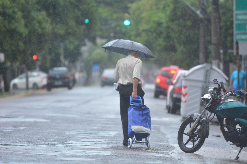 Chuva avan&ccedil;a pelo RS ao longo desta segunda-feira