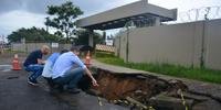 Após retirada de caminhão, cratera na avenida Sertório chamou a atenção