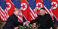 Trump e Kim Jong Un se cumprimentam no início de cúpula no Vietnã