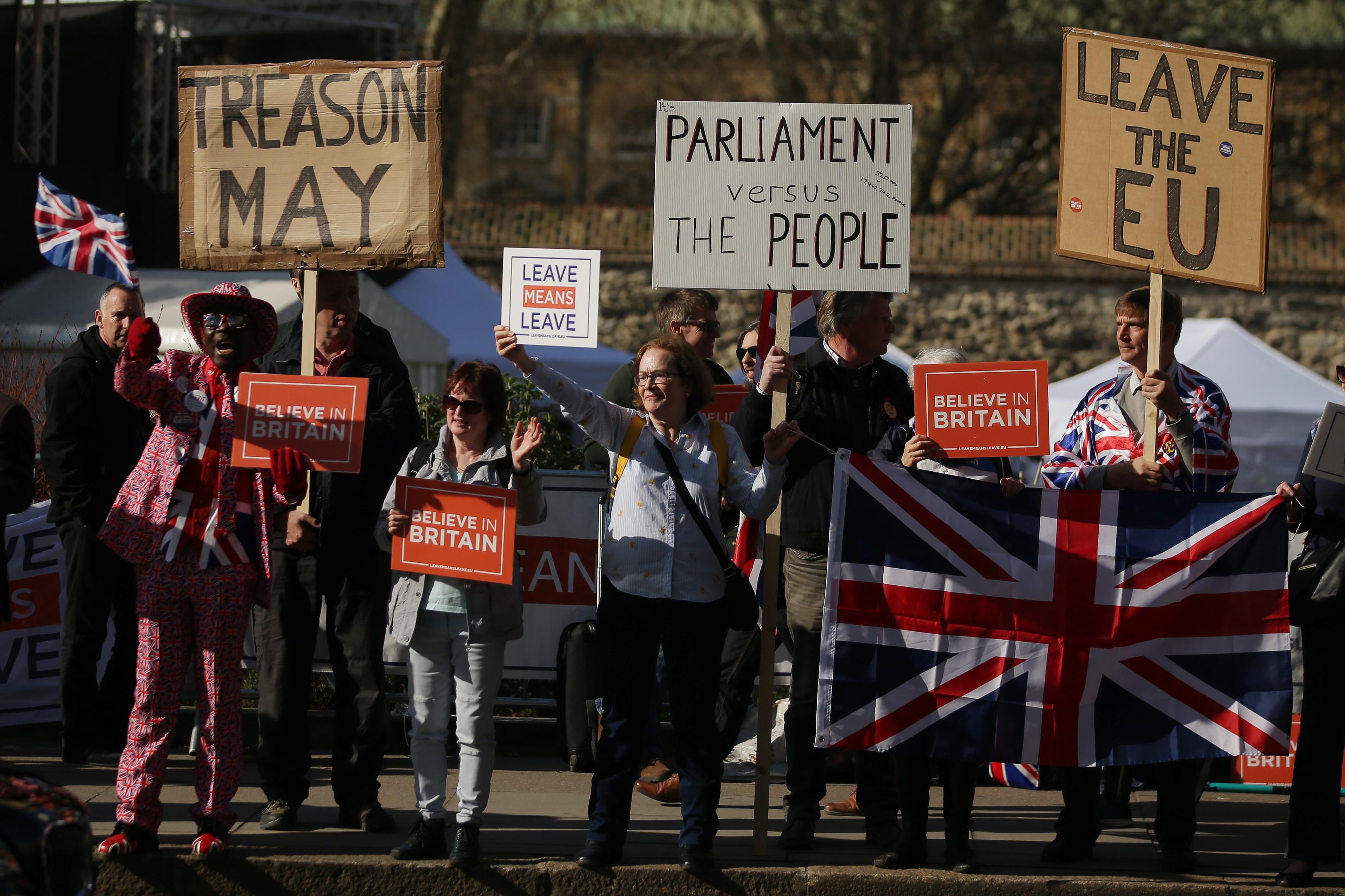 May assegurou na sexta-feira que continuar&aacute; a "advogar por um Brexit ordenado", mas tamb&eacute;m reconheceu a necessidade de chegar a um acordo sobre um "caminho alternativo"