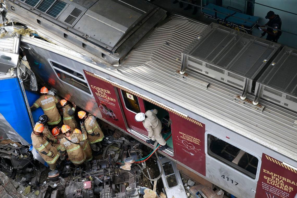 Dois trens bateram na Esta&ccedil;&atilde;o de S&atilde;o Crist&oacute;v&atilde;o, na Zona Norte do Rio de Janeiro, na manh&atilde; desta quarta-feira