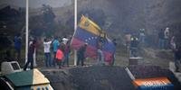 Mais de 20 venezuelanos ficaram feridos nos confrontos perto da fronteira