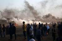 Manifestantes fogem dos cartuchos de gás lacrimogêneo lançados pelas forças israelenses durante os confrontos após uma manifestação na fronteira entre Israel e Gaza em 7 de setembro de 2018