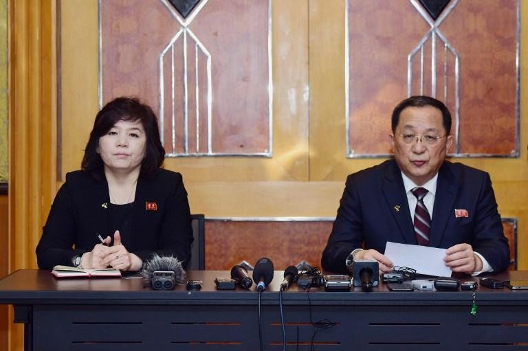 O ministro das Rela&ccedil;&otilde;es Exteriores da Coreia do Norte, Ri Yong Ho (D) fala &agrave; imprensa durante confer&ecirc;ncia de imprensa em Han&oacute;i