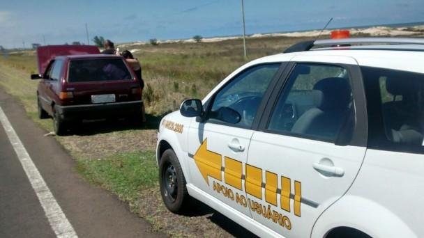 Os carros est&atilde;o identificados com adesivos e contam com luz de emerg&ecirc;ncia