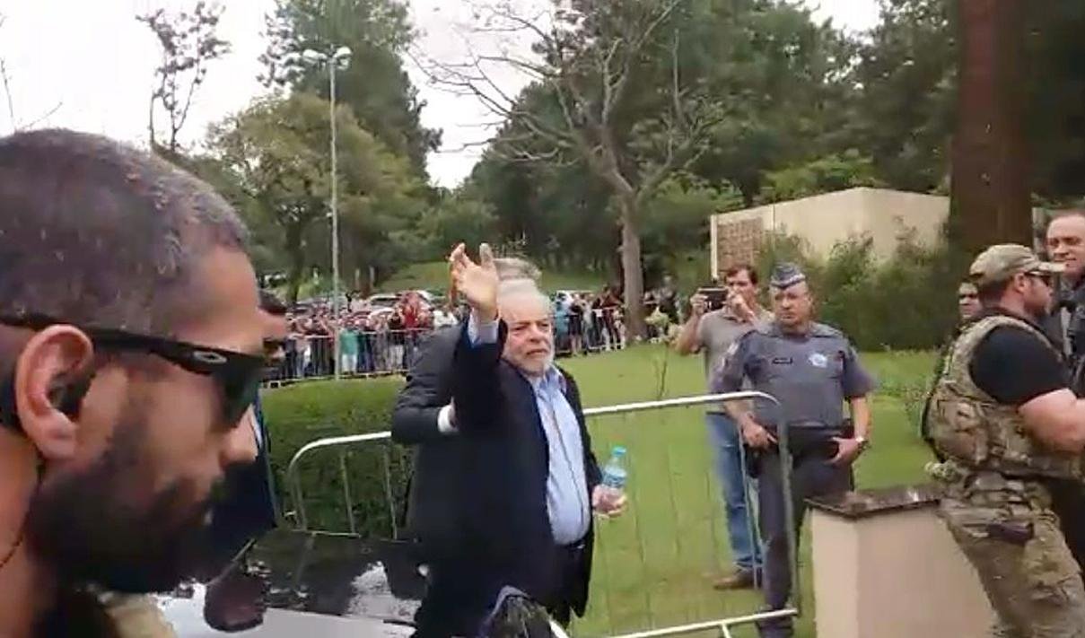 Lula permaneceu no local por quase duas horas