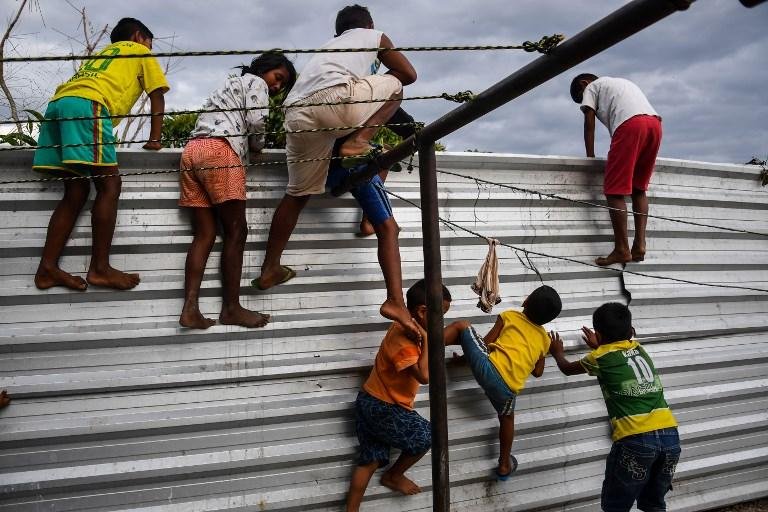 Crian&ccedil;as ind&iacute;genas na fronteira da Venezuela com o Brasil