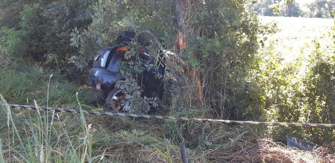 Ve&iacute;culo colidiu contra uma &aacute;rvore na BR 472