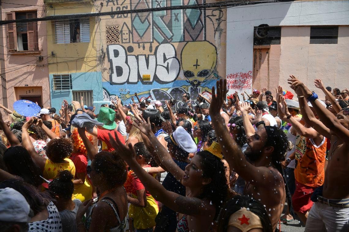 Bloco deve reunir 10 mil foli&otilde;es