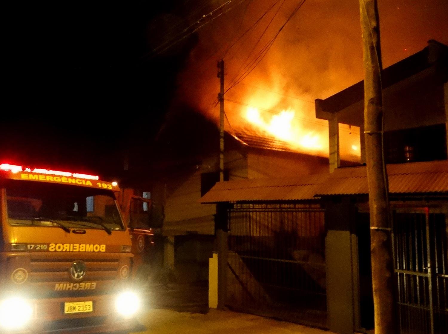 Um inc&ecirc;ndio consumiu totalmente uma casa no bairro Bela Vista, em Erechim