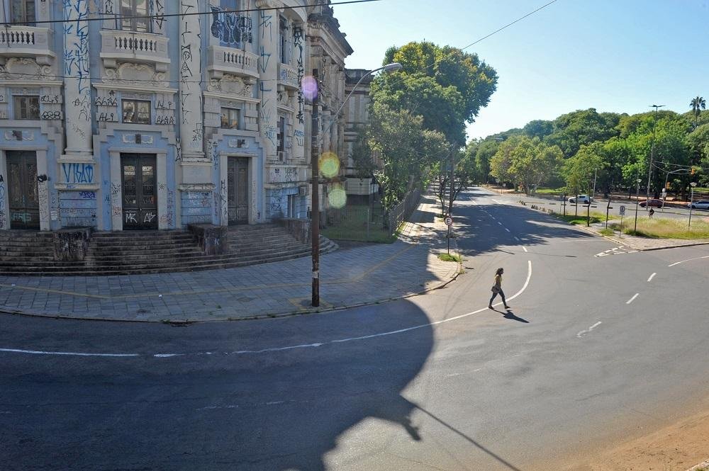 Feriad&atilde;o de Carnaval mudou drasticamente a paisagem pelas ruas centrais de Porto Alegre