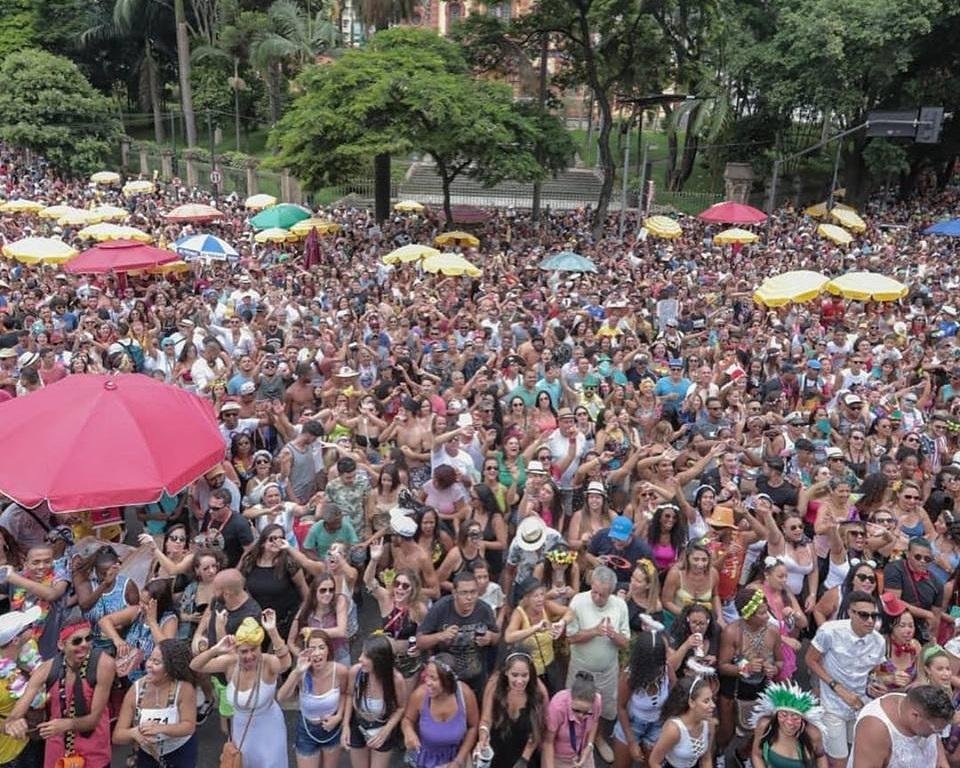 Tema do desfile neste ano &eacute;: "Avisa l&aacute;! Baianas Ozadas vai de Olodum, BH"
