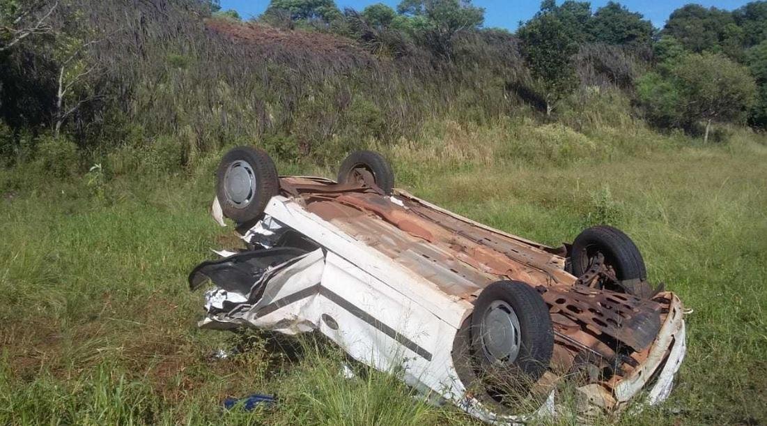 Carro ficou virado logo ap&oacute;s o acidente em Cruz Alta