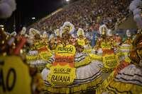 São Clemente abriu segunda noite tirando sarro da situação atual do Carnaval carioca e das escolas de samba