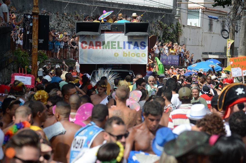 Bloco das Carmelitas faz a festa pelas ladeiras de Santa Teresa, na zona sul da cidade