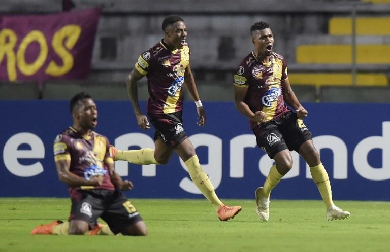 Danovis Banguero (&agrave; direita) celebra gol marcado contra o Athletico-PR na estreia da Libertadores