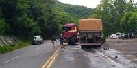 Caminhão ficou parado na rodovia após acidente em Marques de Souza