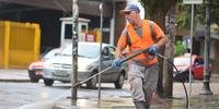 Equipe realizam limpeza com o uso de lava-jato nas ruas da Cidade Baixa