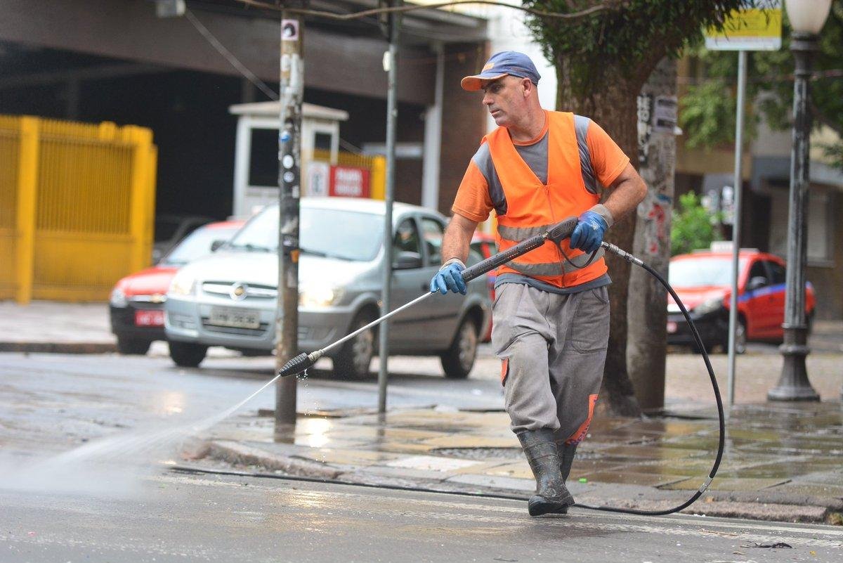 Equipe realizam limpeza com o uso de lava-jato nas ruas da Cidade Baixa