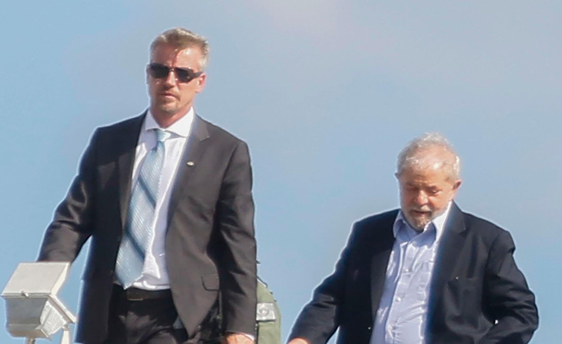 Lula foi conduzido de helic&oacute;ptero at&eacute; local do vel&oacute;rio
